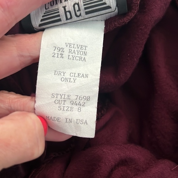 VTG PG Collections,Burgundy Velvet, Low V-Neck, Pockets, Stirrup Pants Romper, 8 - Picture 4 of 11